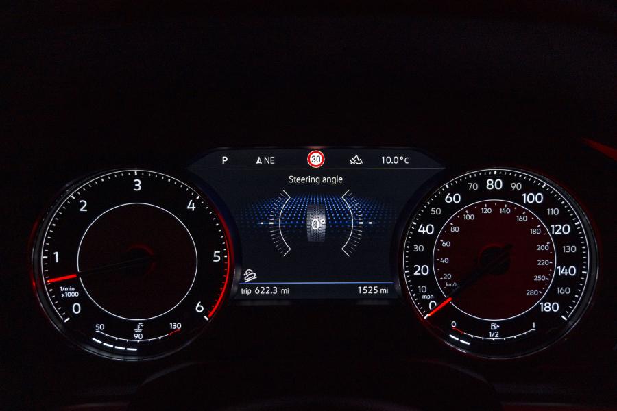 Панель приборов Volkswagen Touareg V6 TDI 2018 года  (UK) (фото 29 из 33)